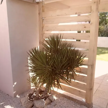 Modern Eingerichtete Mit Grosser Privater Terasse- Aussendusche Und By Interhome شقة زادار