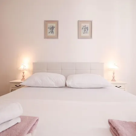 Modern Eingerichtete Mit Grosser Privater Terasse- Aussendusche Und By Interhome شقة