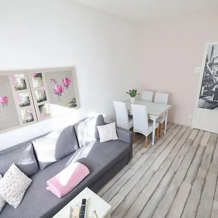 Modern Eingerichtete Mit Grosser Privater Terasse- Aussendusche Und By Interhome شقة