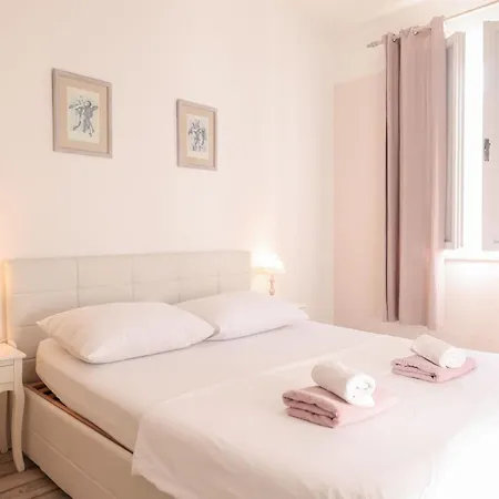 Modern Eingerichtete Mit Grosser Privater Terasse- Aussendusche Und By Interhome * زادار