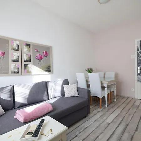 شقة Modern Eingerichtete Mit Grosser Privater Terasse- Aussendusche Und By Interhome