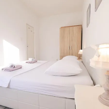 Modern Eingerichtete Mit Grosser Privater Terasse- Aussendusche Und By Interhome