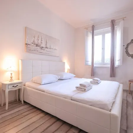 Modern Eingerichtete Mit Grosser Privater Terasse- Aussendusche Und By Interhome شقة