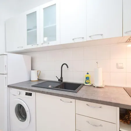 شقة Modern Eingerichtete Mit Grosser Privater Terasse- Aussendusche Und By Interhome