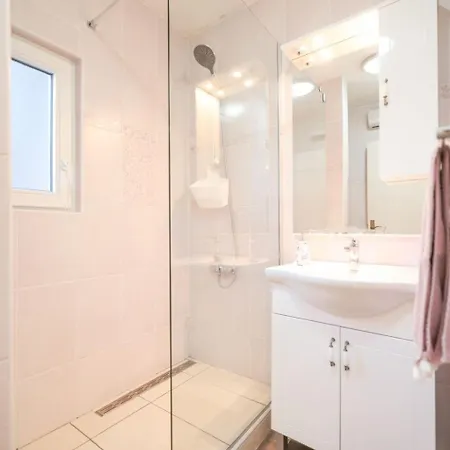 Modern Eingerichtete Mit Grosser Privater Terasse- Aussendusche Und By Interhome * زادار
