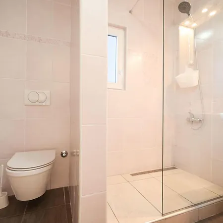 Modern Eingerichtete Mit Grosser Privater Terasse- Aussendusche Und By Interhome شقة *